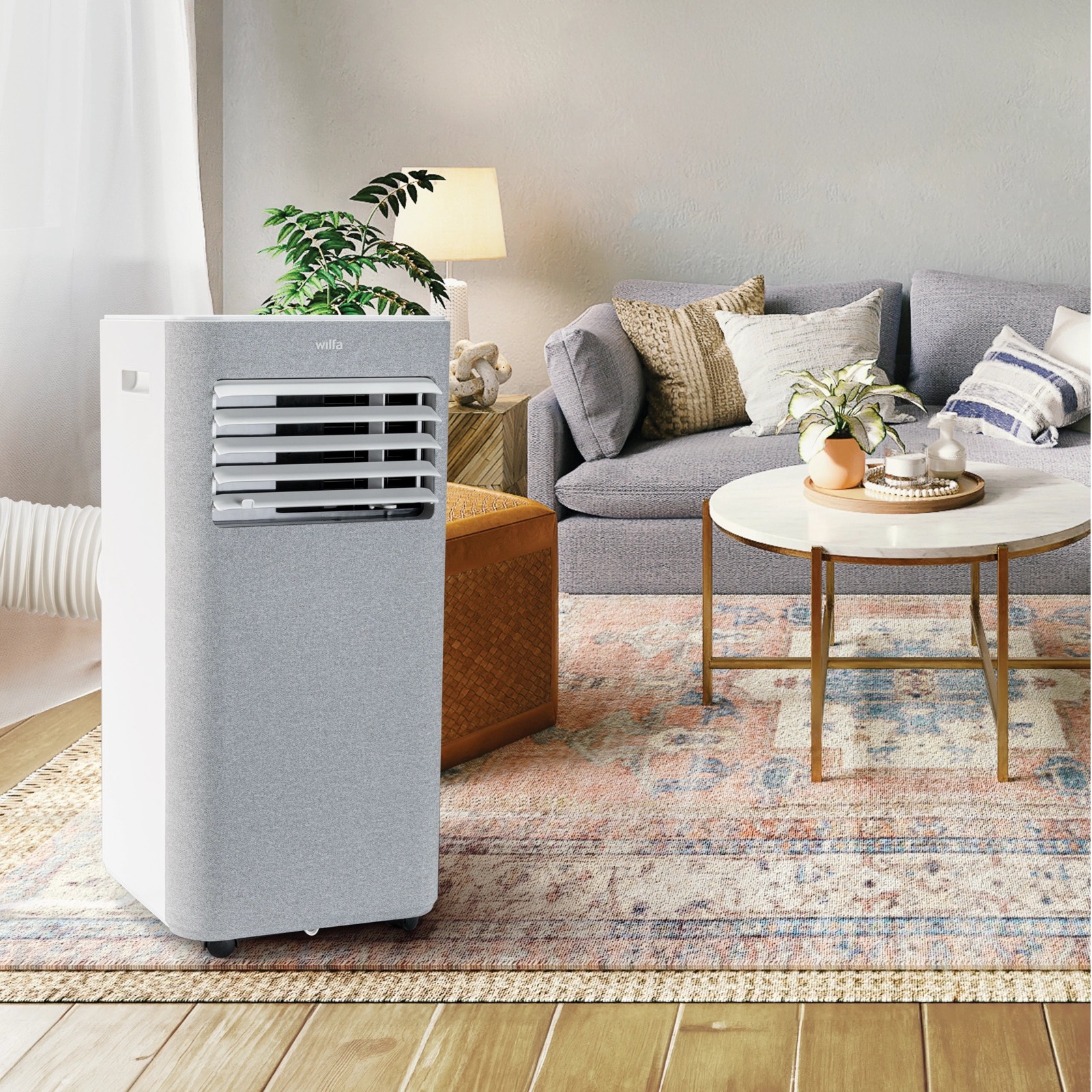 Wilfa Chill 9 Connected klimaanlegg ved sofaen i en lys stue